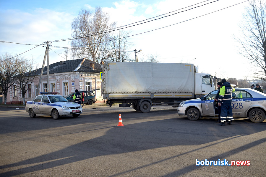 Вылет на тротуар, удар о дом, сбитый пешеход: последствия ДТП в историческом центре Бобруйска