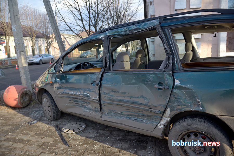 Вылет на тротуар, удар о дом, сбитый пешеход: последствия ДТП в историческом центре Бобруйска