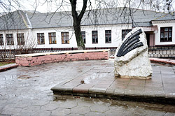 Обновление у памятника на площади Бобруйска