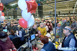 Покупателей запускали группами! В Бобруйске открылся супермаркет «Виталюр»: фуд-корт, еще больше рыбы и скидки от 3 до 7%