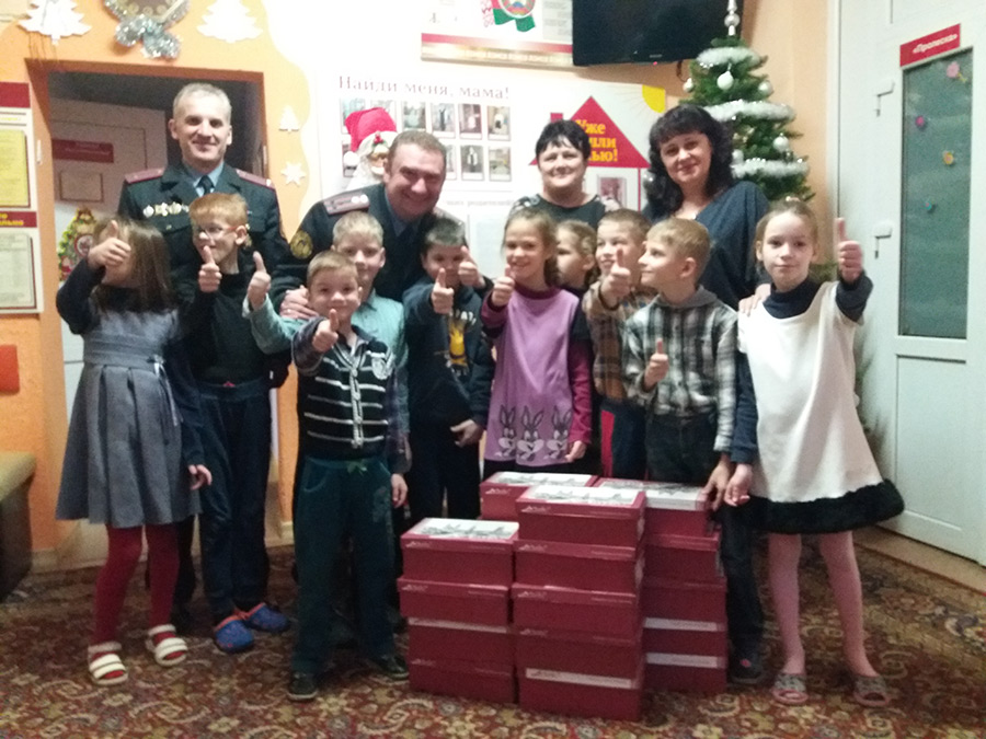 Сотрудники Бобруйского отдела Департамента охраны пришли с подарками в детский дом