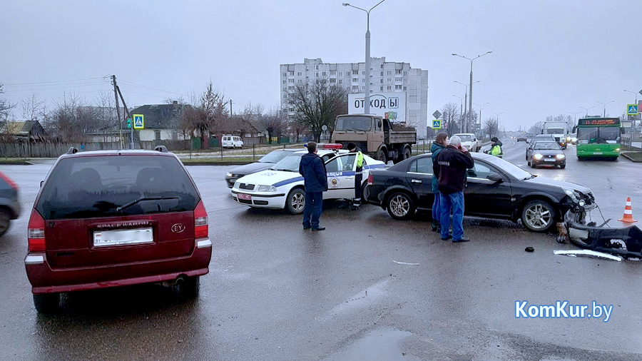 Сегодня, во вторник, 24 декабря, примерно в 10.30 на пересечении улиц Гоголя и Крылова произошло ДТП.