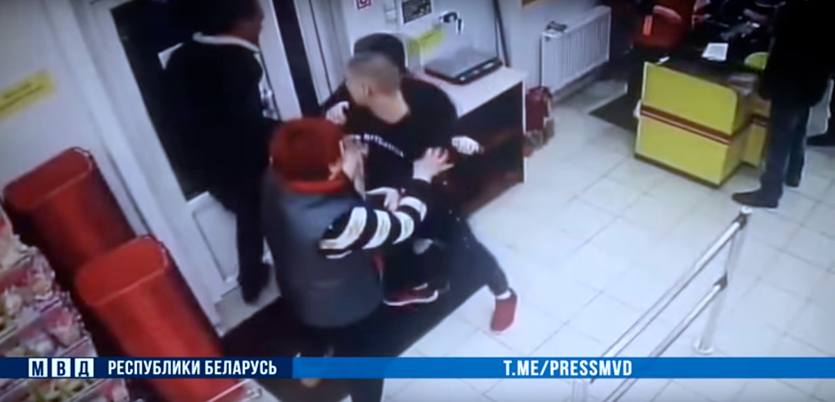 Мужчина попытался вынести из магазина бутылку водки и укусил продавщицу (видео)
