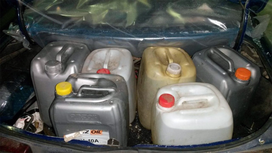 Зеленое – значит запретное: под Бобруйском остановили машину с окрашенным дизтопливом в багажнике