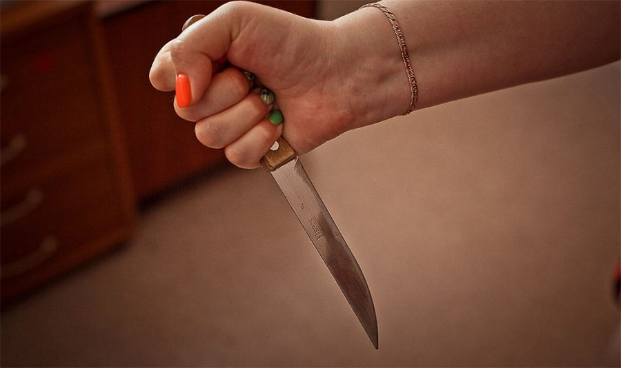 Кровавое застолье: в Бобруйске женщина ударила мужа ножом