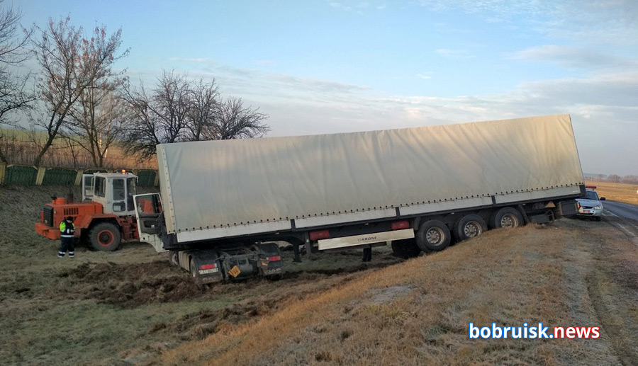 Под Бобруйском грузовик DAF вылетел в кювет, пришлось звать на помощь трактор