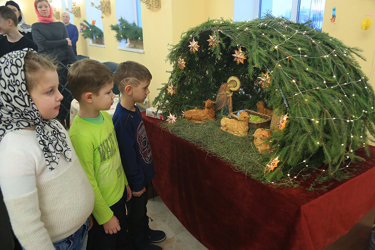 8 января Епископ Серафим совершил божественную литургию в покровском храме Бобруйска (много фото)