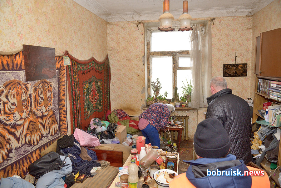 Мусор из квартиры в центре Бобруйска вывозили на тракторе