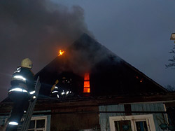 В Бобруйске загорелся дом, в котором было четверо детей. Возможно, детская шалость и стала причиной пожара