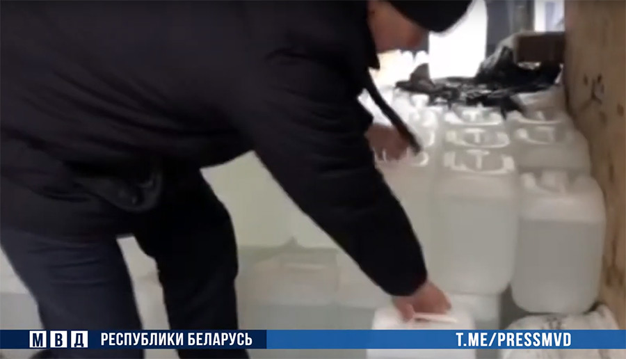 Задержан житель Бобруйска – он незаконно перевозил 1,5 тонны спиртосодержащей жидкости
