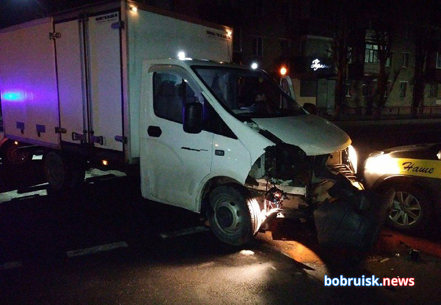 Ночная авария в центре Бобруйска. Пострадала пассажирка такси