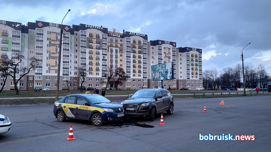 «Нога соскочила с педали». У автовокзала «Бобруйск» под удар такси попал «премиальный» внедорожник