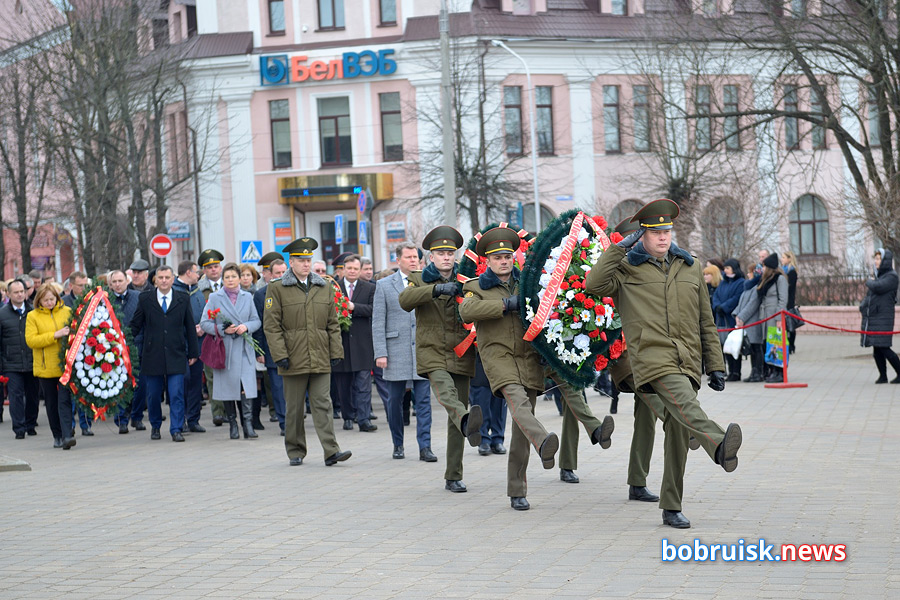 Возложение цветов и марш. В Бобруйске продолжают отмечать День защитников Отечества