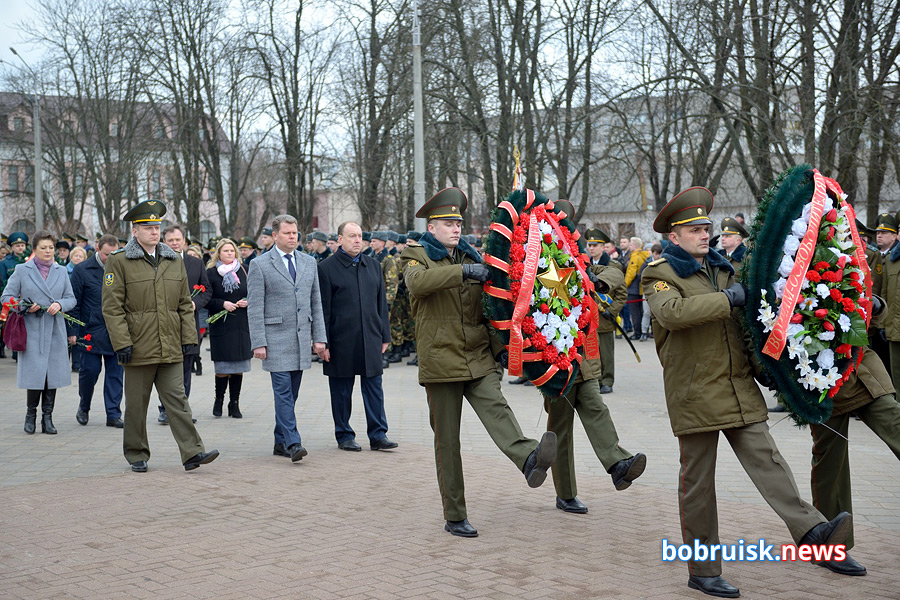 Возложение цветов и марш. В Бобруйске продолжают отмечать День защитников Отечества