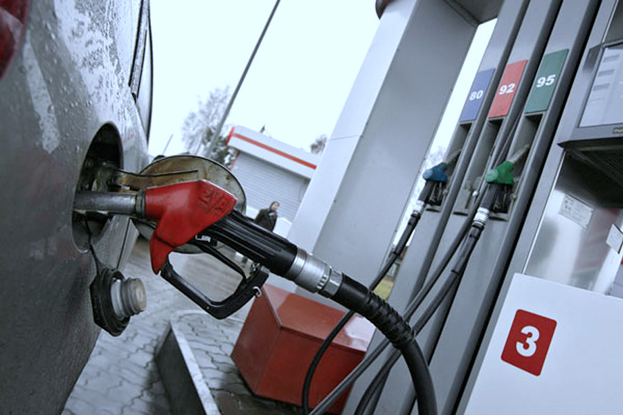 Из-за падения курса рубля снова подорожало автомобильное топливо