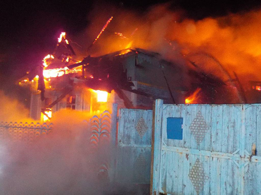 Пламя в ночи: в деревне под Бобруйском пожар уничтожил дом и сарай