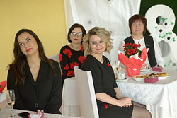 В Бобруйске женщин уже начали поздравлять с праздником (обновлено)