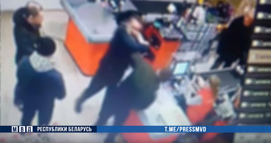 В бобруйском магазине мужчина ударил покупателя бутылкой по голове (видео)
