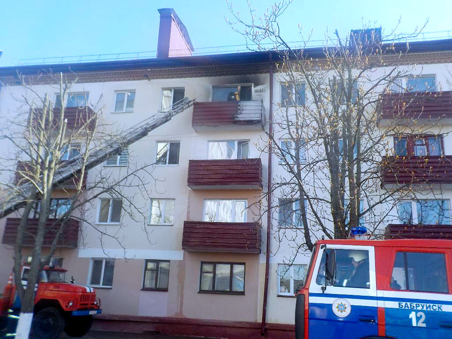 Два пожара в Бобруйске: дым с балкона и крыша в огне