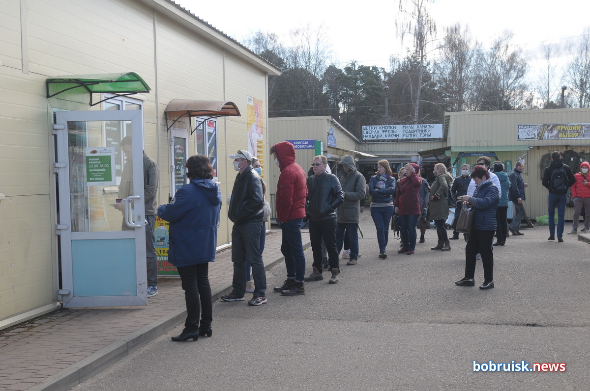 Очередь – до ста человек! Как в единственном месте в Бобруйске люди пытаются купить антисептик 