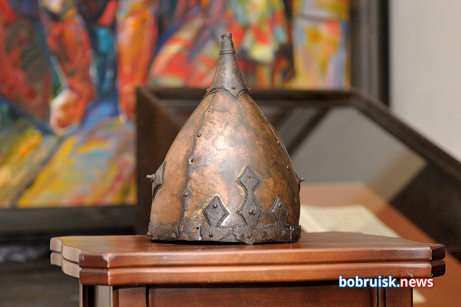 Возвращение легенды: найденный в Березине княжеский шлем вернулся в бобруйский музей после реставрации