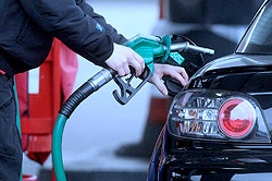 С 12 апреля минимально дешевеет автомобильное топливо