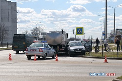 Выдавил с дороги, отбросил на «зеленку» и перекрыл зебру: в Бобруйске столкнулись молоковоз и легковушка (Обновлено)