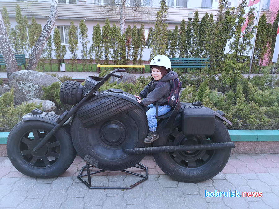 Переезд по-бобруйски: зубр с мотоциклом теперь в «Шиннике»