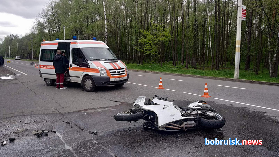 На въезде в Бобруйск разбился мотоциклист