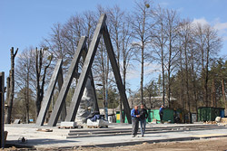 О будущем мемориале, о том, как изменилась деревня Борки в процессе работ и как оценивают новый памятник жители
