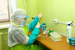 Как бобруйские врачи проверяют изолированных с COVID-19 и ставят диагноз