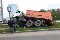 В Бобруйске на оживленном перекрестке провалился самосвал (Обновлено)