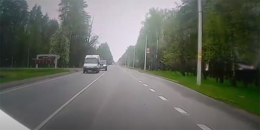 В сети появилось видео аварии с мотоциклистом под Бобруйском, снятое из кабины автобуса