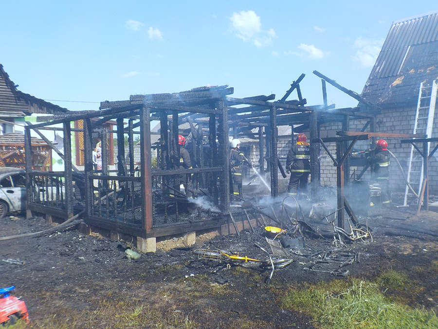 Серьезный пожар в Титовке: загорелись строения и автомобиль BMW