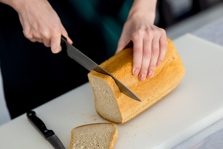 Разрешается ли в магазине резать хлеб и колбасу?