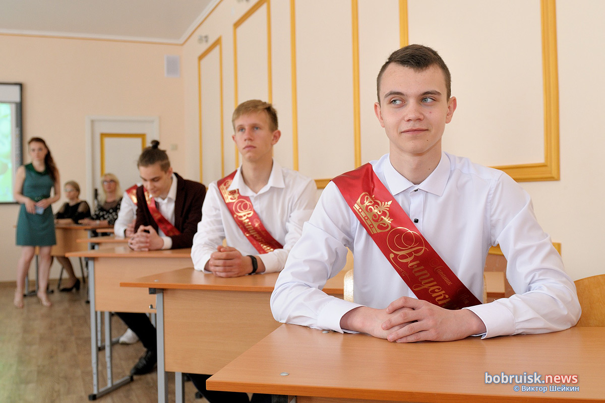 Фоторепортаж с торжественного вручения аттестатов в гимназии-колледже искусств г. Бобруйска