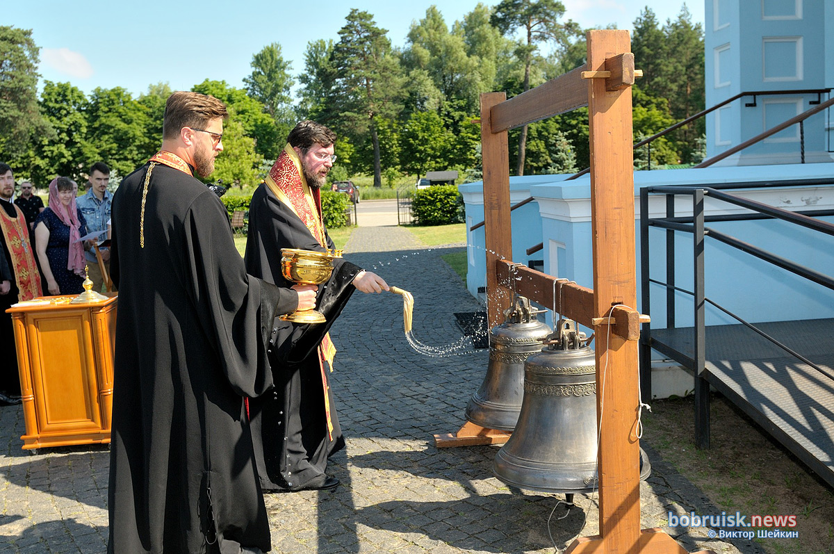 В день города в Бобруйске в Иверском храме освящены и установлены новые колокола