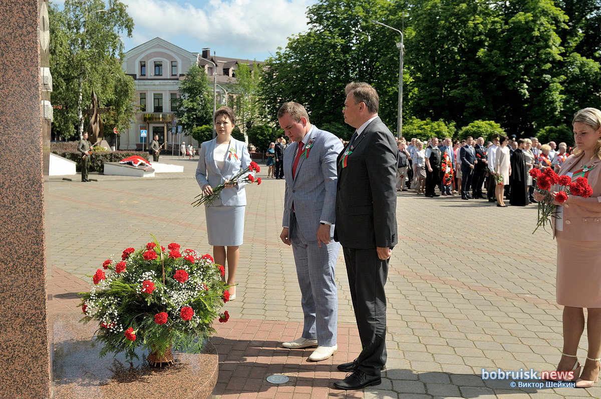 Возложение венков и цветов в день города в Бобруйске на пощади Победы