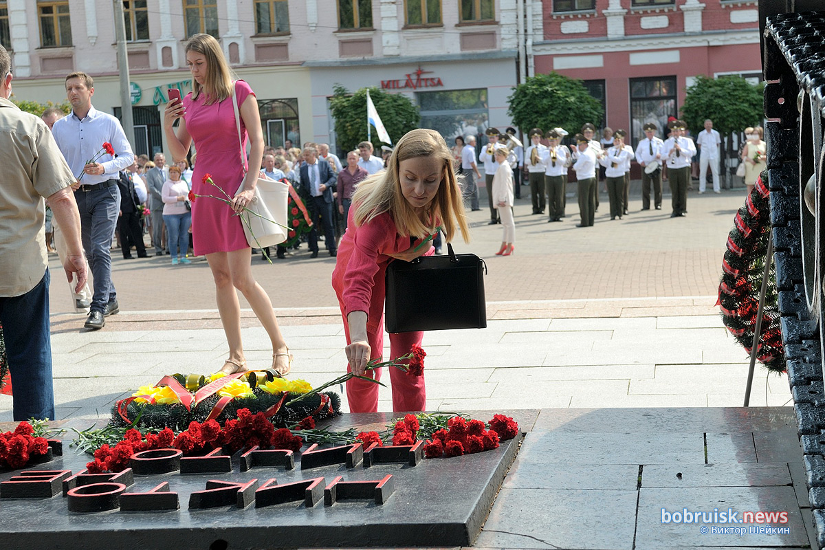 Возложение венков и цветов в день города в Бобруйске на пощади Победы