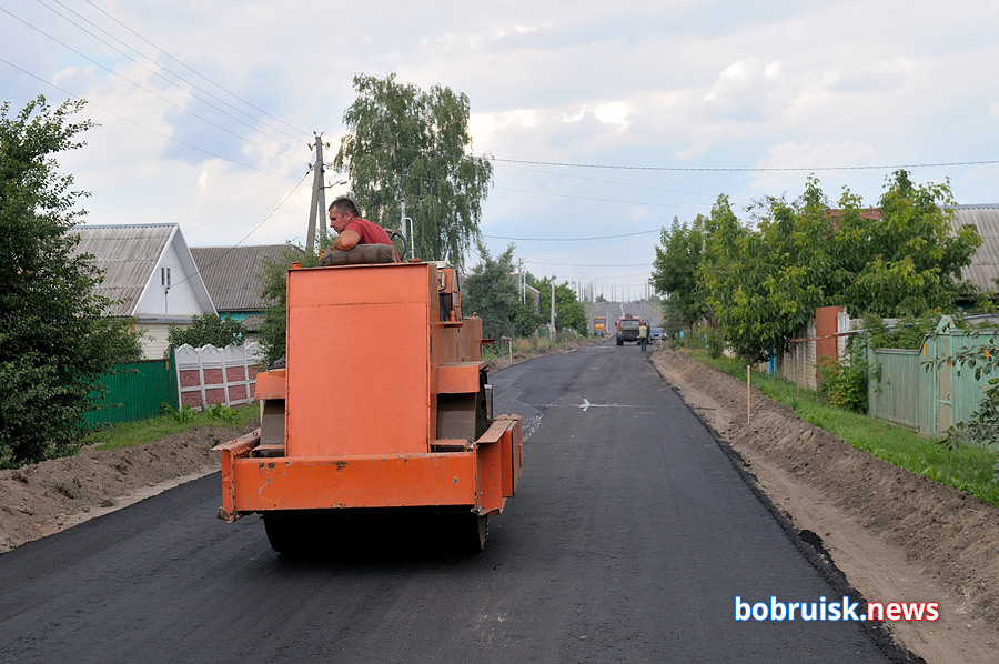 В Бобруйске началось асфальтирование переулка, связывающего улицы Бахарова и Крылова