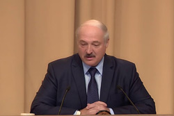Лукашенко заявил, что перенес коронавирус на ногах