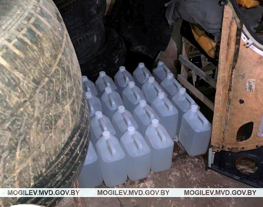 Сотрудники УВД Бобруйского горисполкома обнаружили в гараже 53-летнего жителя Бобруйска 115 литров спиртосодержащей жидкости.
