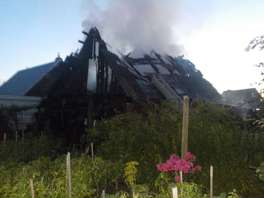 Пламя «съело» сарай в Бобруйске и хозпостройку в деревне Бирча