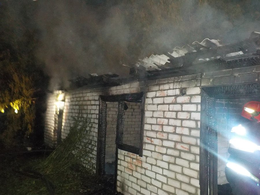 Дачный дом, автомобили, хозпостройки, баня: полный список жертв пожаров минувшей недели