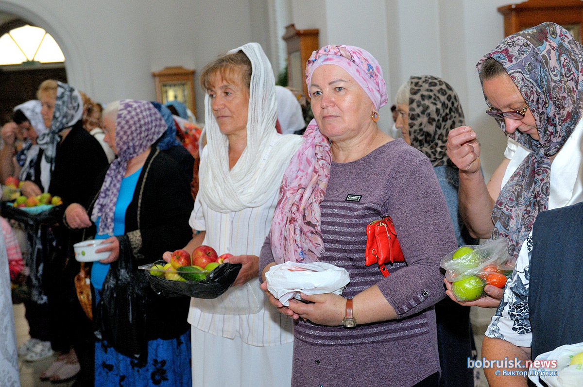 В Бобруйске православные отмечают Преображение Господне и освящают яблоки