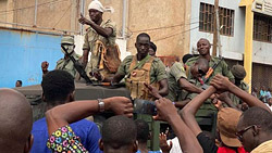 Президент Мали сказал, что не хочет кровопролития и ушел в отставку. Власть у военных