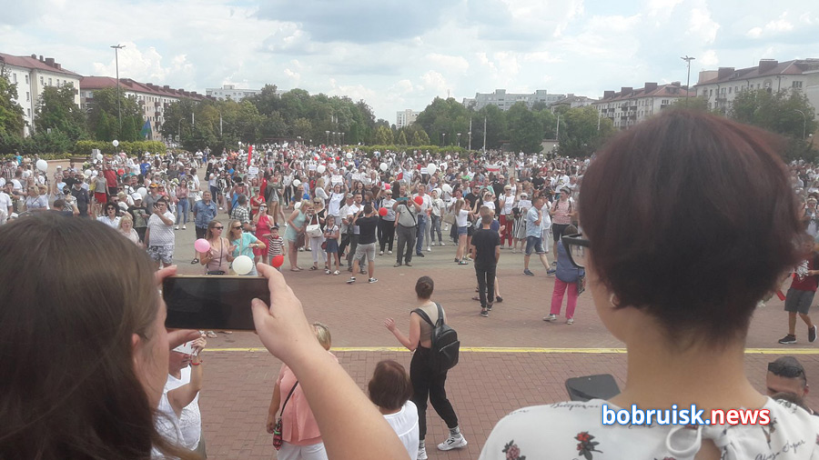 Бобруйчане идут к центру города: видео (обновляется)