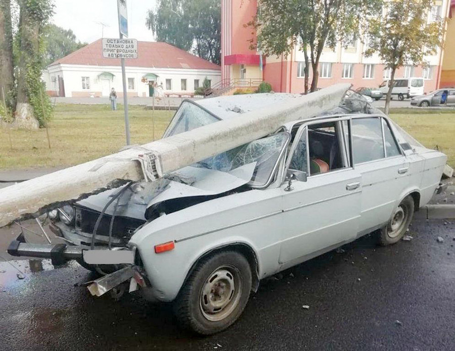 В Бобруйске мужчина захватил чужой автомобиль, угрожая водителю «розочкой»