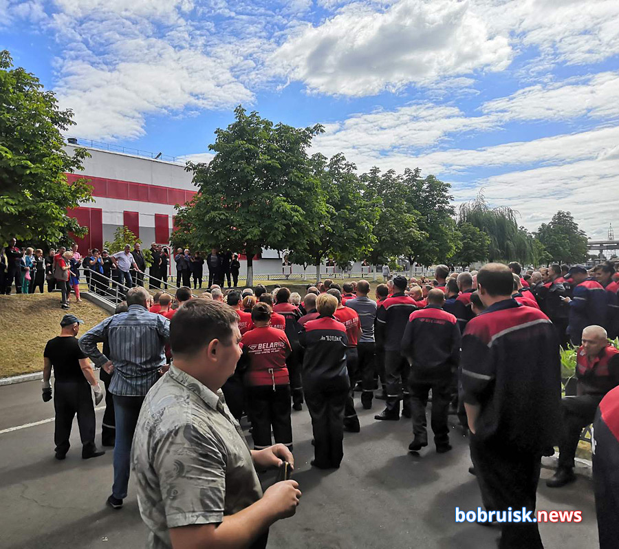 В Бобруйске на ТДиА собрались рабочие. К ним вышел директор