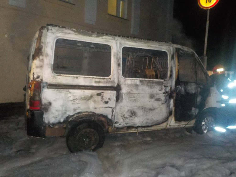 В Бобруйске на улице Гоголя вспыхнул микроавтобус